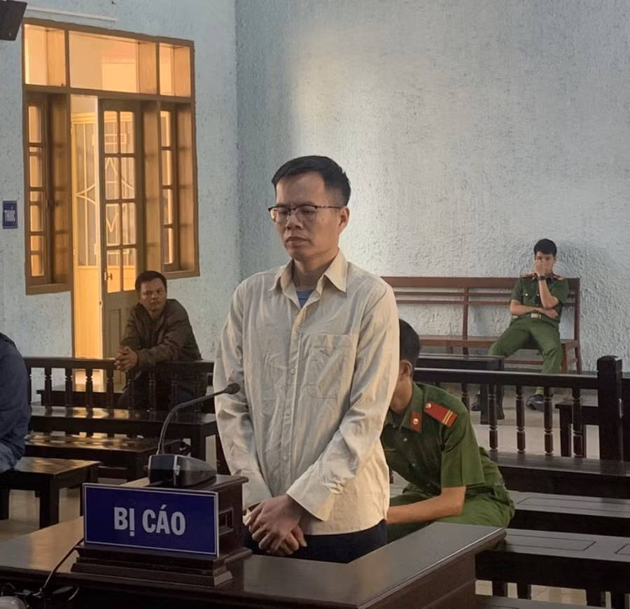 Bị cáo Hoàng Văn Hưng tại phiên toà.Ảnh: R'Ô HOK