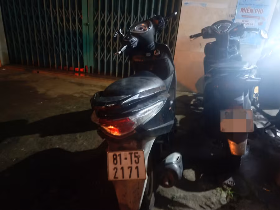 Chiếc xe máy BKS 81T5-2171 do một người đàn ông chưa rõ danh tính điều khiển ngã.Ảnh: R.H Chiếc xe máy BKS 81T5-2171 do một người đàn ông chưa rõ danh tính điều khiển ngã.Ảnh: R.H