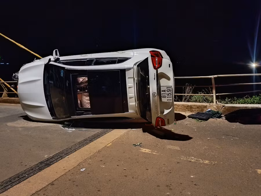 Hiện trường vụ xe ô tô tông vào mố cầu Phan Đình Phùng. Ảnh: R'Ô HOK