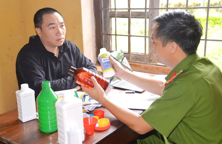 Tại cơ quan Công an, Nguyễn Thái Học khai nhận hành vi làm giả nhãn hiệu các sản phẩm thuốc diệt cỏ, thuốc trừ sâu nhằm mục đích trục lợi. Ảnh: Công an tỉnh Gia Lai