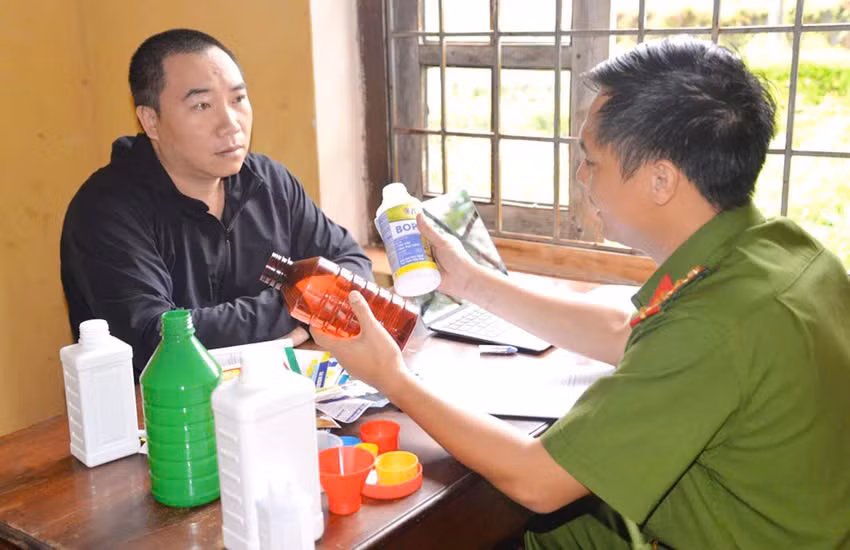 Tại cơ quan Công an, Nguyễn Thái Học khai nhận hành vi làm giả nhãn hiệu các sản phẩm thuốc diệt cỏ, thuốc trừ sâu nhằm mục đích trục lợi. Ảnh: Công an tỉnh Gia Lai