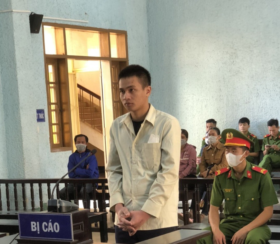 Bị cáo Hữn tại phiên tòa. Ảnh: R'Ô HOK Bị cáo Hữn tại phiên tòa. Ảnh: R'Ô HOK