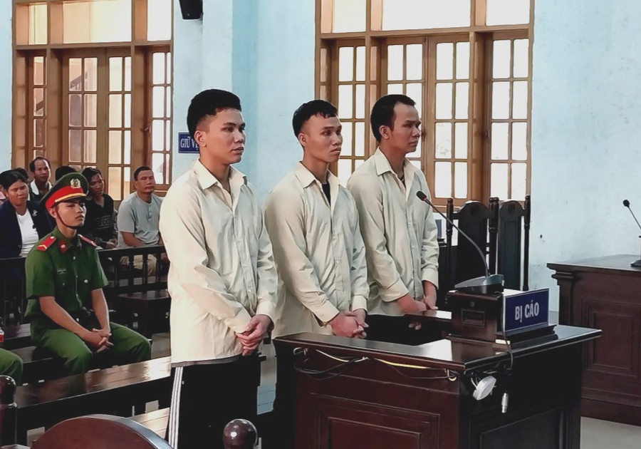 3 bị cáo Aly, Phích và Huin (từ trái qua phải) tại phiên tòa. Ảnh: R'Ô HOK 3 bị cáo Aly, Phích và Huin (từ trái qua phải) tại phiên tòa. Ảnh: R'Ô HOK