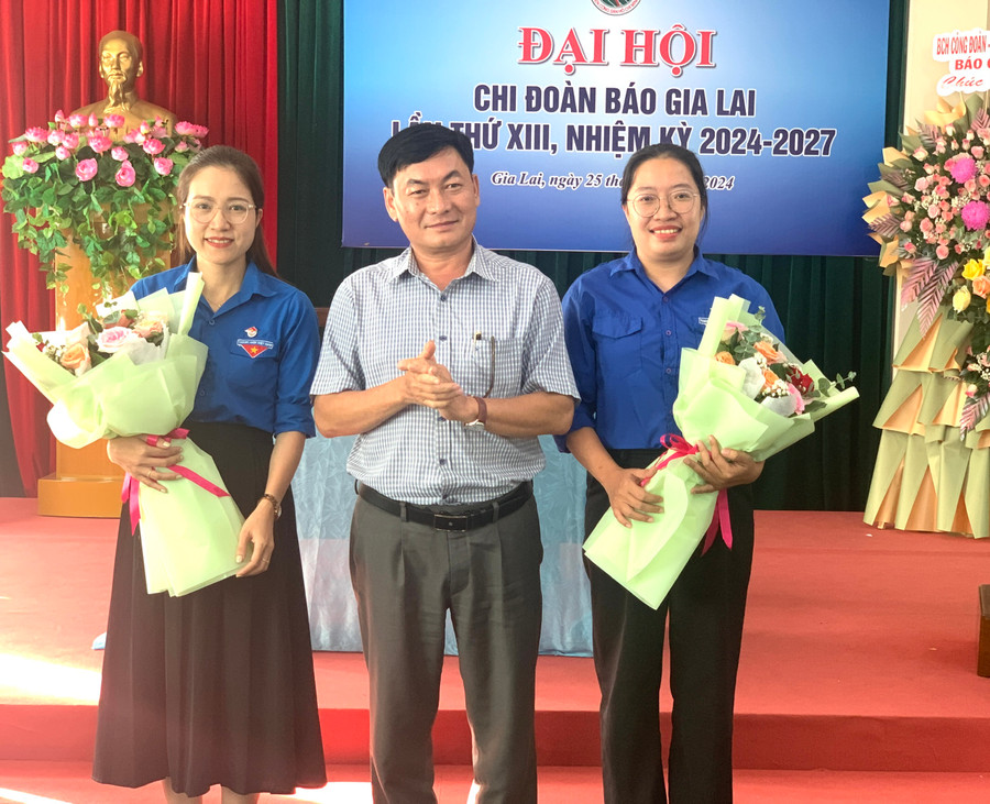 Bí thư Đảng ủy, Tổng Biên tập Báo Gia Lai Huỳnh Kiên tặng hoa chúc mừng Bí thư, Phó Bí thư Chi đoàn Báo Gia Lai khoá XIII, nhiệm kỳ 2024-2027. Ảnh: R.H Bí thư Đảng ủy, Tổng Biên tập Báo Gia Lai Huỳnh Kiên tặng hoa chúc mừng Bí thư, Phó Bí thư Chi đoàn Báo Gia Lai khoá XIII, nhiệm kỳ 2024-2027. Ảnh: R.H