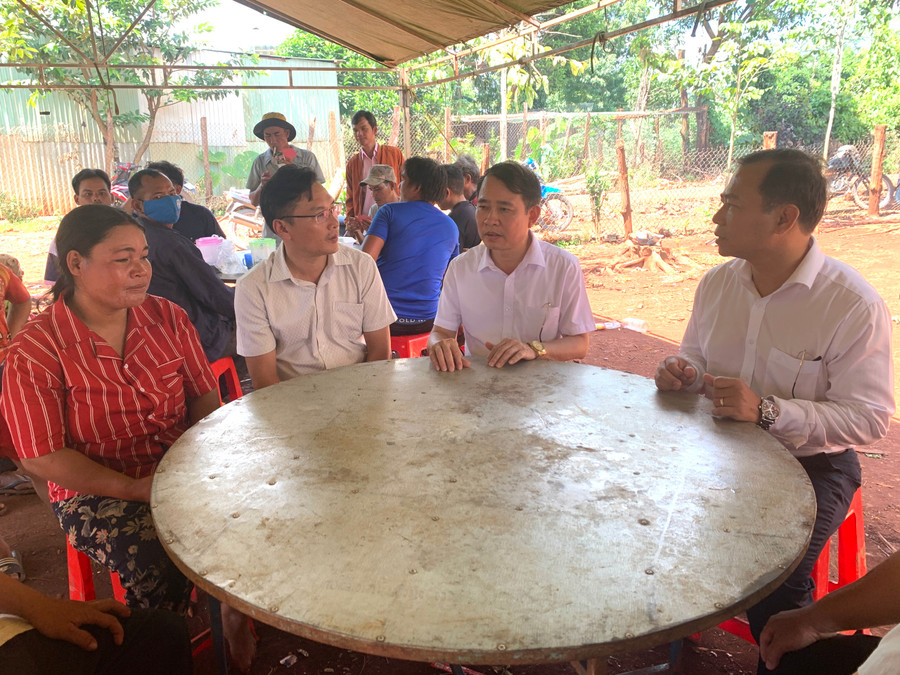 Đoàn công tác của Ban An toàn giao thông tỉnh đến thăm, động viên gia đình nạn nhân em N.K. Ảnh: R.H Đoàn công tác của Ban An toàn giao thông tỉnh đến thăm, động viên gia đình nạn nhân em N.K. Ảnh: R.H