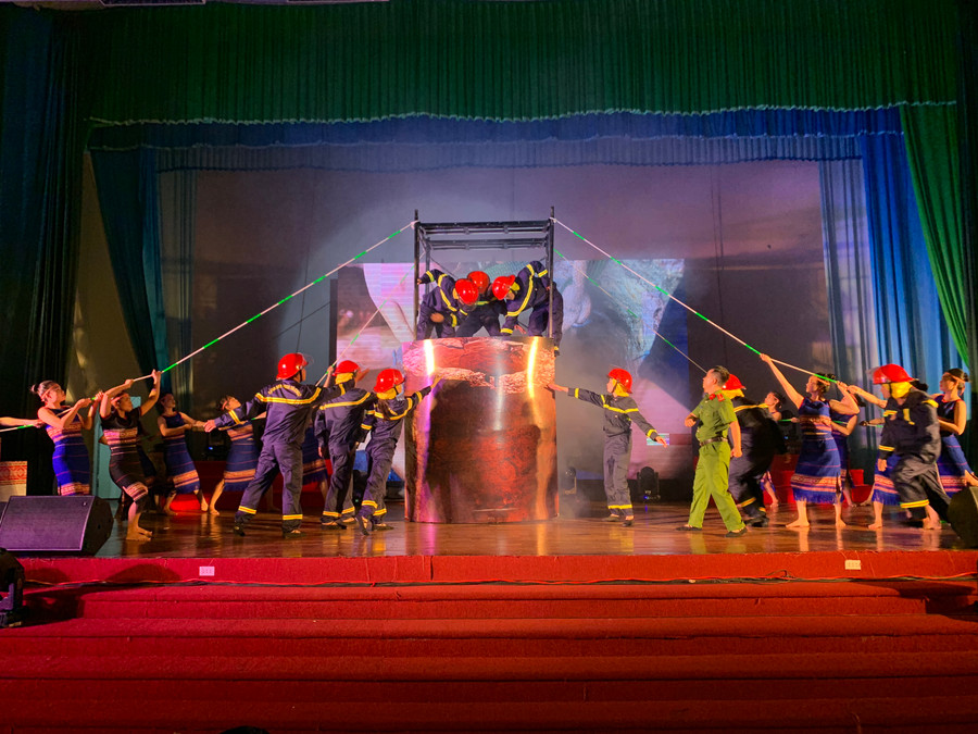 Tiết mục múa “Hồi sinh” để lại hình ảnh đẹp của người lính cứu hộ, cứu nạn Công an Gia Lai trong lòng người dân. Ảnh: R'Ô HOK