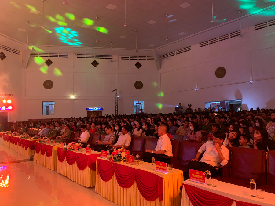 Quang cảnh chương trình biểu diễn văn nghệ phục vụ quần chúng nhân dân trên địa bàn TP. Pleiku năm 2023. Ảnh: R'Ô HOK Quang cảnh chương trình biểu diễn văn nghệ phục vụ quần chúng nhân dân trên địa bàn TP. Pleiku năm 2023. Ảnh: R'Ô HOK