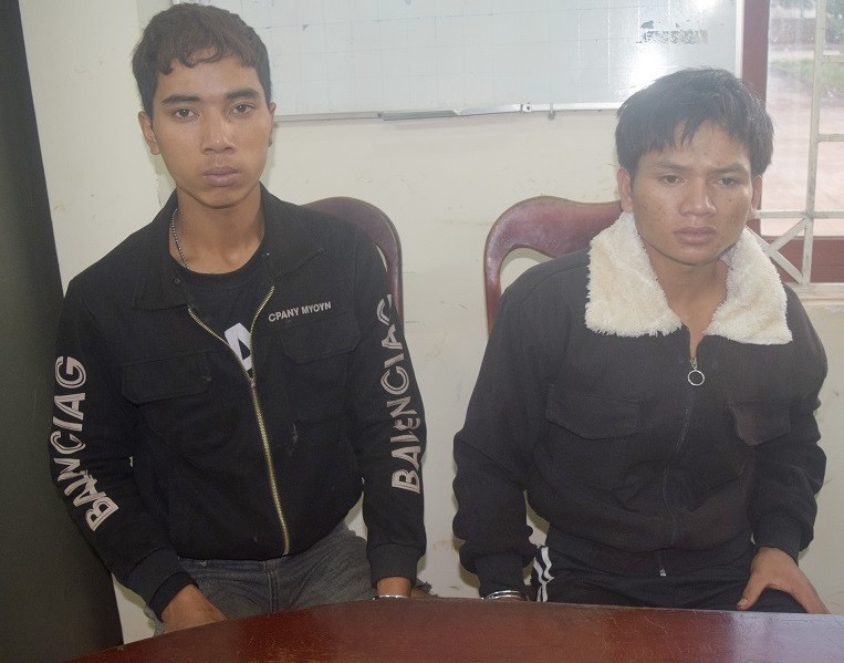Đối tượng Siu Hoăn (bìa trái) và Kpă Thới. Ảnh: Công an huyện Chư Pưh