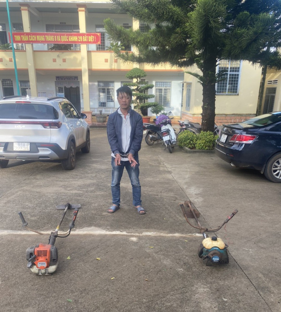 Đối tượng Nguyễn Văn Hòa cùng tang vật. Ảnh: Công an huyện Chư Păh