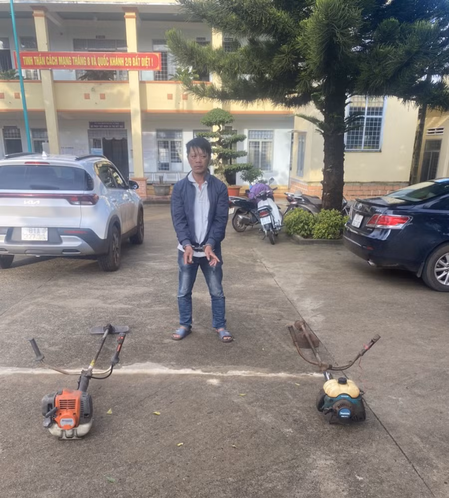 Đối tượng Nguyễn Văn Hòa cùng tang vật. Ảnh: Công an huyện Chư Păh