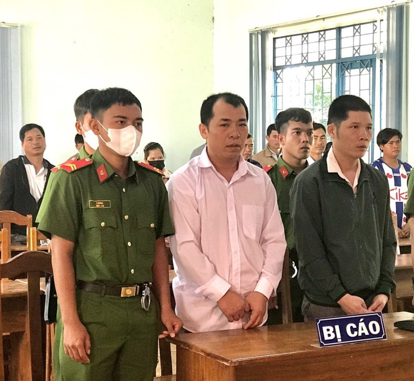Bị cáo Lương Văn Công (bìa phải) và Đặng Văn Hiệp tại phiên tòa. Ảnh: người dân cung cấp Bị cáo Lương Văn Công (bìa phải) và Đặng Văn Hiệp tại phiên tòa. Ảnh: người dân cung cấp