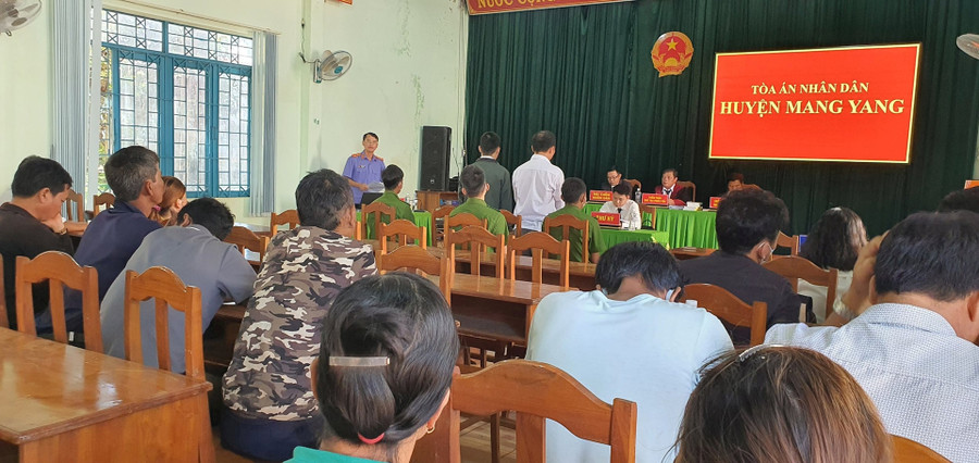 Quang cảnh phiên tòa xét xử lưu động. Ảnh: người dân cung cấp Quang cảnh phiên tòa xét xử lưu động. Ảnh: người dân cung cấp