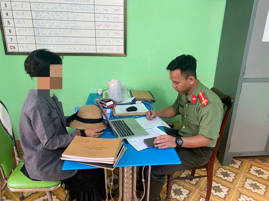 Bà T. làm việc với cơ quan Công an. Ảnh: Công an tỉnh Bà T. làm việc với cơ quan Công an. Ảnh: Công an tỉnh
