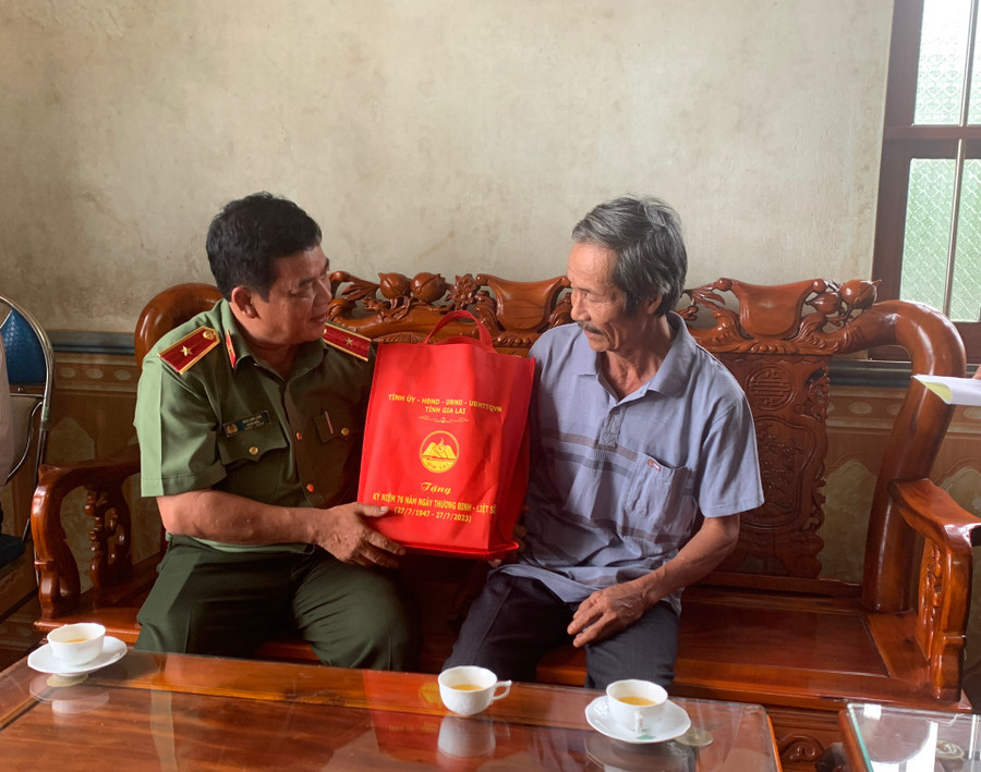 Thiếu tướng Rah Lan Lâm thăm, tặng quà gia đình bà Mai Thị Lan (thân nhân liệt sĩ tại thôn Đồng Tâm, xã Bàu Cạn). Ảnh: R'Ô HOK Thiếu tướng Rah Lan Lâm thăm, tặng quà gia đình bà Mai Thị Lan (thân nhân liệt sĩ tại thôn Đồng Tâm, xã Bàu Cạn). Ảnh: R'Ô HOK