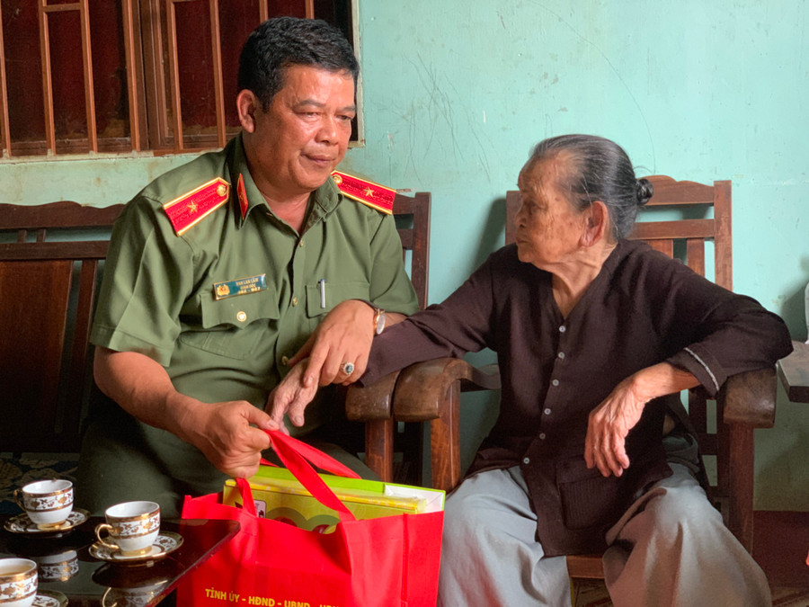 Thiếu tướng Rah Lan Lâm thăm, tặng quà gia đình thân nhân liệt sĩ Trịnh Thị Nhung (thôn Hòa Bình, xã Bàu Cạn). Ảnh: R'Ô HOK Thiếu tướng Rah Lan Lâm thăm, tặng quà gia đình thân nhân liệt sĩ Trịnh Thị Nhung (thôn Hòa Bình, xã Bàu Cạn). Ảnh: R'Ô HOK
