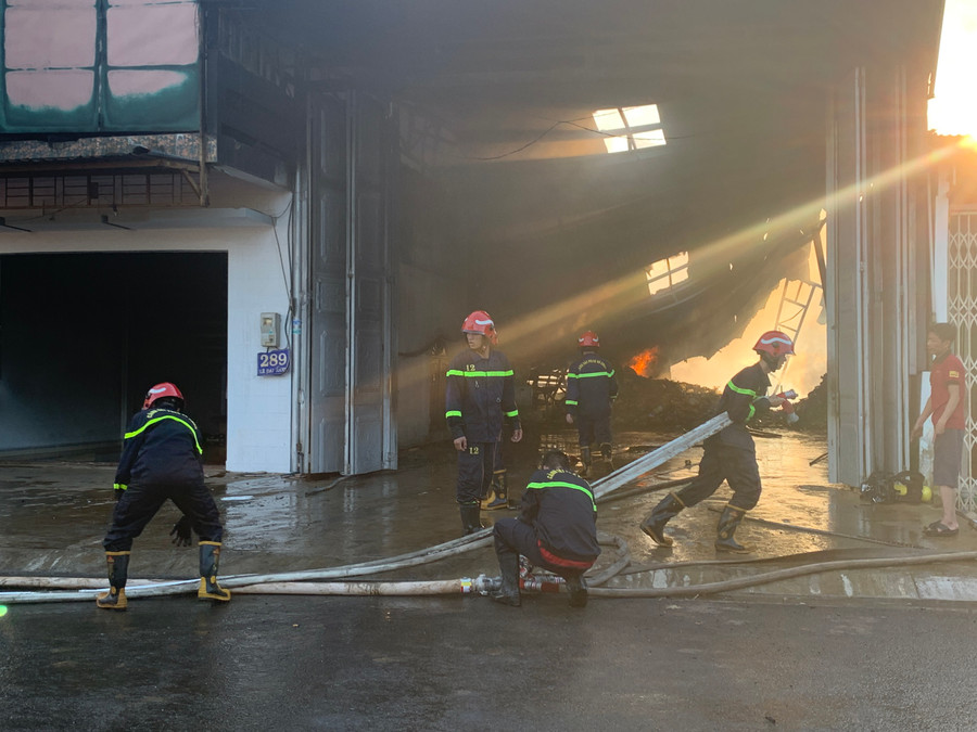 Hiện trường xảy ra vụ cháy tại số nhà 289 Lê Đại Hành. Ảnh: R'Ô HOK Hiện trường xảy ra vụ cháy tại số nhà 289 Lê Đại Hành. Ảnh: R'Ô HOK