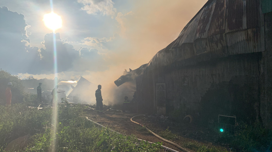 Ngọn lửa đám cháy bao trùm ngôi nhà cùng khói đen cuộn cuộn bốc ra. Ảnh: R'Ô HOK Ngọn lửa đám cháy bao trùm ngôi nhà cùng khói đen cuộn cuộn bốc ra. Ảnh: R'Ô HOK