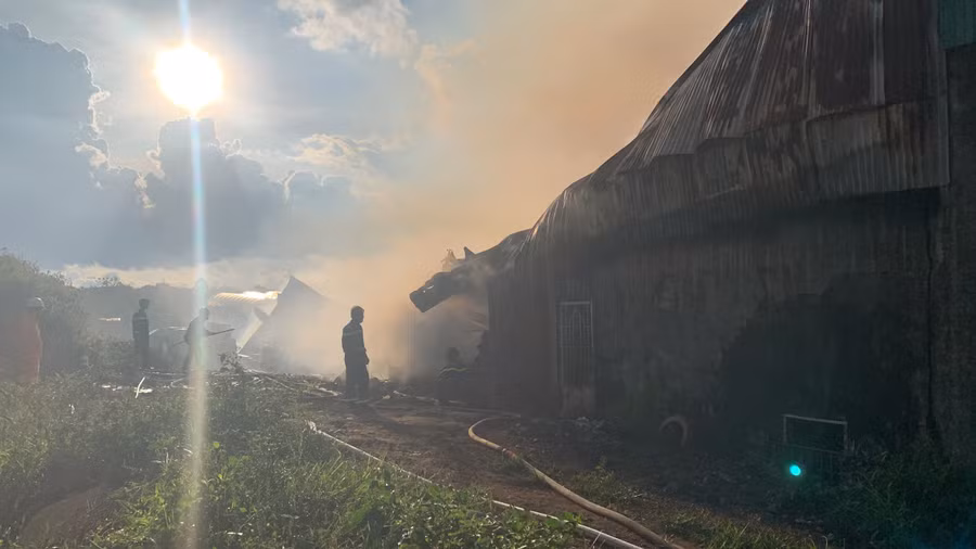 Ngọn lửa đám cháy bao trùm ngôi nhà cùng khói đen cuộn cuộn bốc ra. Ảnh: R'Ô HOK