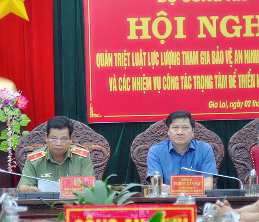 Dự hội nghị điểm cầu tại trụ sở Công an tỉnh Gia Lai có đồng chí Trương Văn Đạt-Phó Chủ tịch Thường trực HĐND tỉnh (bìa phải). Ảnh: R'Ô HOK Dự hội nghị điểm cầu tại trụ sở Công an tỉnh Gia Lai có đồng chí Trương Văn Đạt-Phó Chủ tịch Thường trực HĐND tỉnh (bìa phải). Ảnh: R'Ô HOK