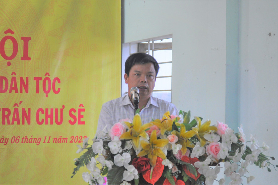 Phó Chủ tịch UBND tỉnh Nguyễn Hữu Quế phát biểu tại Ngày hội Đại đoàn kết toàn dân tộc tại thôn Mỹ Thạch 2.Ảnh: R'Ô HOK