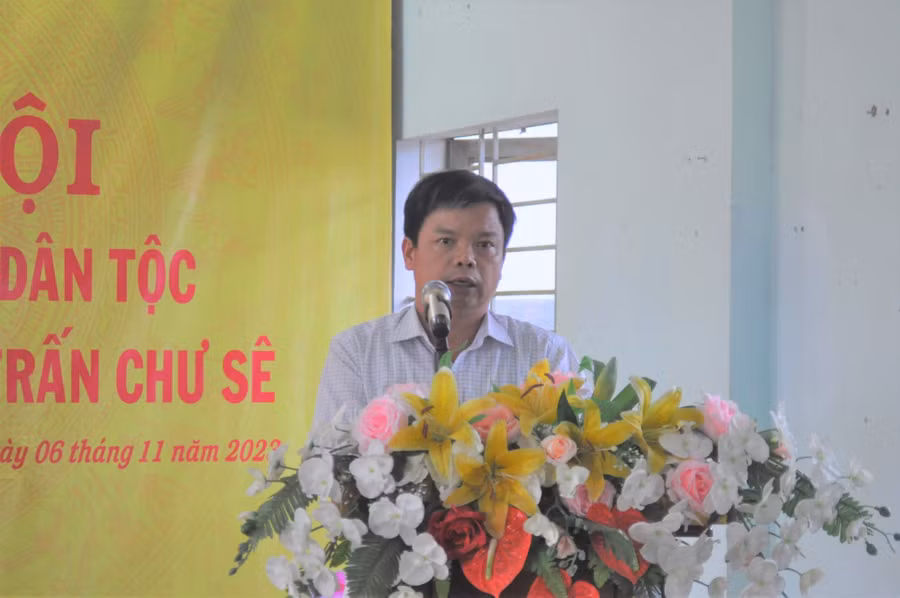 Phó Chủ tịch UBND tỉnh Nguyễn Hữu Quế phát biểu tại Ngày hội Đại đoàn kết toàn dân tộc tại thôn Mỹ Thạch 2.Ảnh: R'Ô HOK