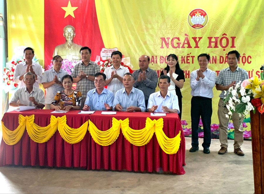 Tại Ngày hội, đại diện một số hộ dân tham gia ký kết phát động nhân dân hưởng ứng thi đua và ký kết thi đua năm 2024.Ảnh: R.H