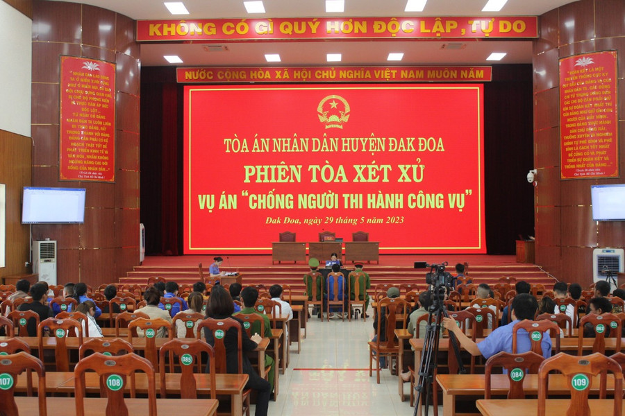 Quang cảnh phiên toà xét xử tội "Chống người thi hành công vụ" tại huyện Đak Đoa.Ảnh: R'Ô HOK Quang cảnh phiên toà xét xử tội "Chống người thi hành công vụ" tại huyện Đak Đoa.Ảnh: R'Ô HOK
