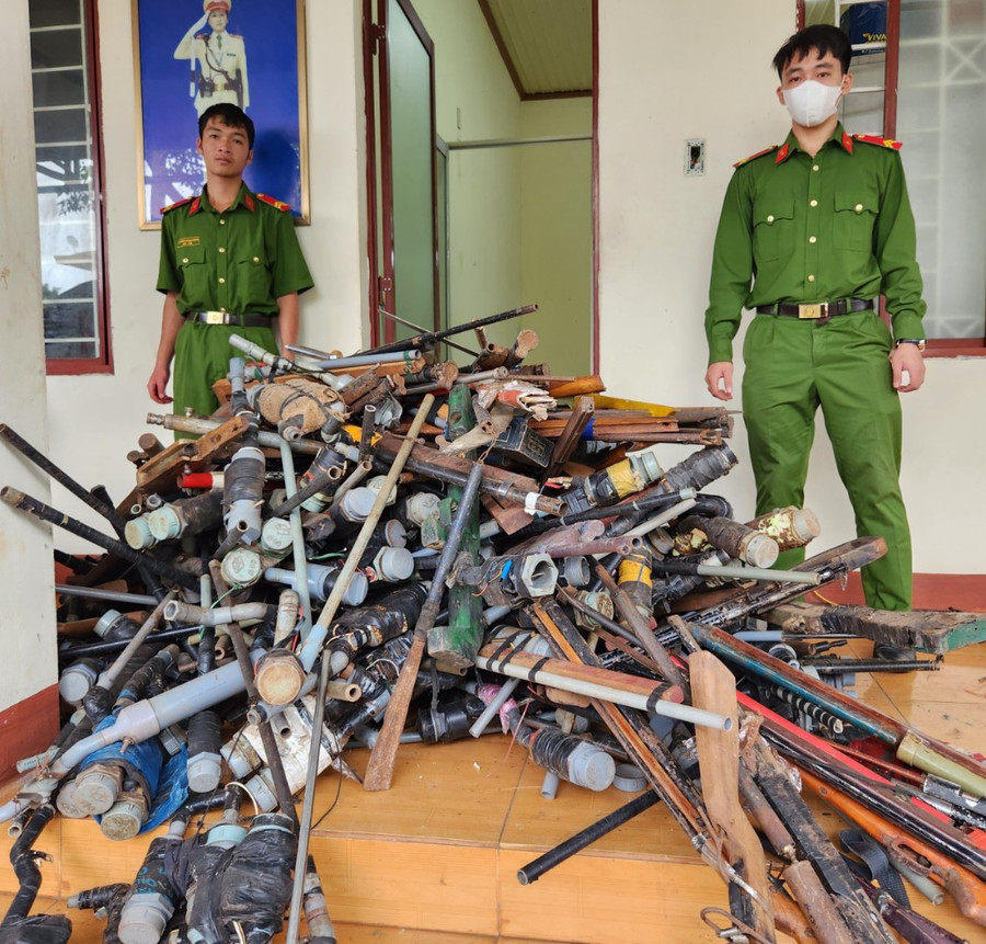 Số vũ khí, công cụ hỗ trợ do Công an huyện Đak Đoa thu hồi và của quần chúng nhân dân giao nộp được tiêu hủy. Ảnh: R.H