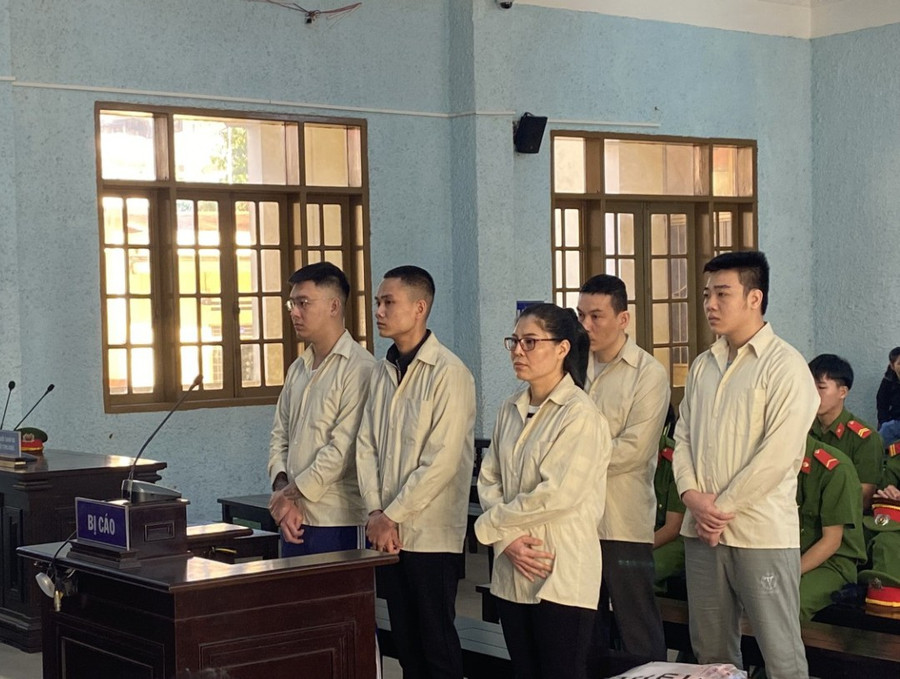 Các bị cáo tại phiên tòa (vắng bị cáo Lê Văn Nghiêm do đang bị tạm giam trong vụ án khác ở tỉnh Bình Dương).Ảnh R.H