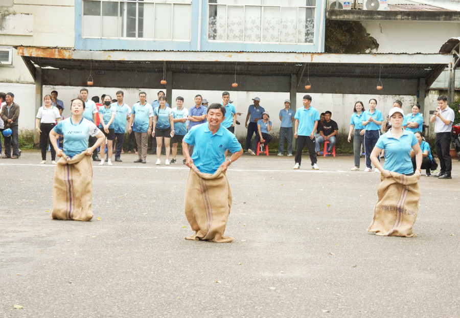 Các vận động viên thi đấu môn nhảy bao bố. Ảnh: R.H