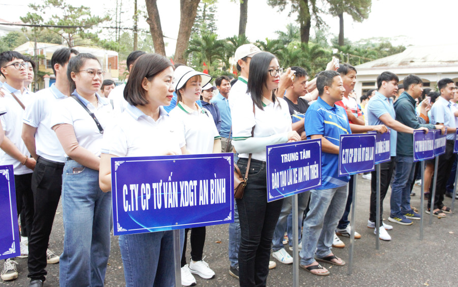 Tham gia hội thao có 130 vận động viên đến từ 16 đơn vị trong ngành Giao thông-Vận tải tỉnh. Ảnh: R.H