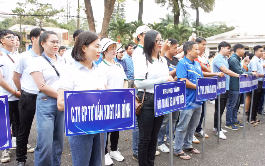 Tham gia hội thao có 130 vận động viên đến từ 16 đơn vị trong ngành Giao thông-Vận tải tỉnh. Ảnh: R.H