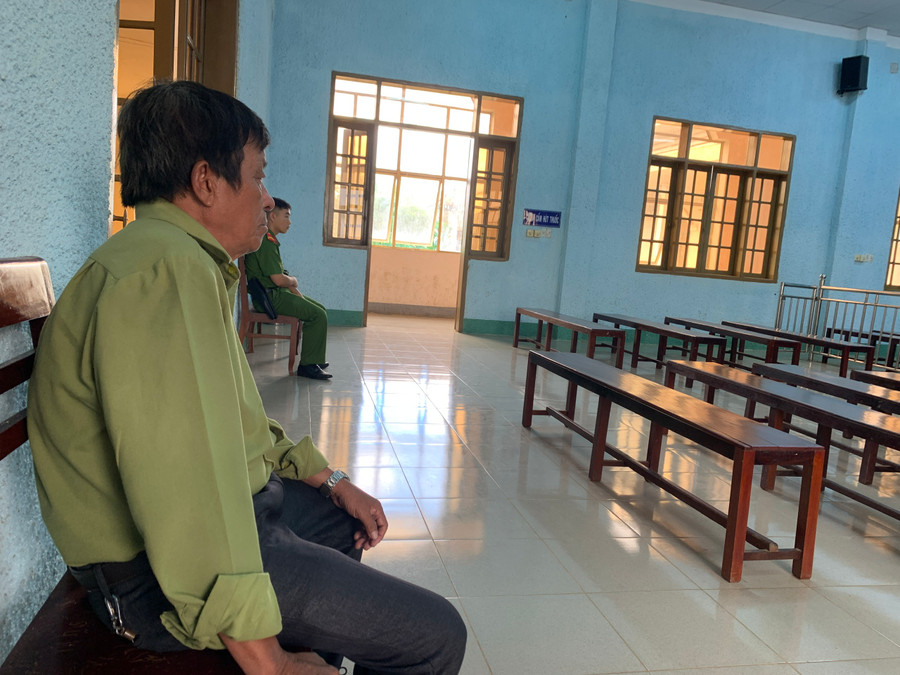 Ông Nguyễn Thanh Hoa (bố của bị cáo Hằng) theo dõi phiên tòa xét xử vụ án lừa đảo chiếm đoạt tài sản liên quan đến con gái của mình. Ảnh: R'Ô HOK