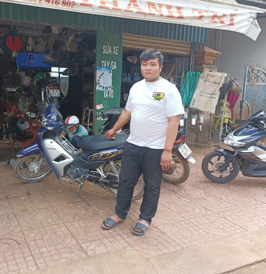 Đối tượng Nguyễn Văn Tình cùng chiếc xe máy tang vật trộm cắp. Ảnh: Công an thị xã An Khê Đối tượng Nguyễn Văn Tình cùng chiếc xe máy tang vật trộm cắp. Ảnh: Công an thị xã An Khê