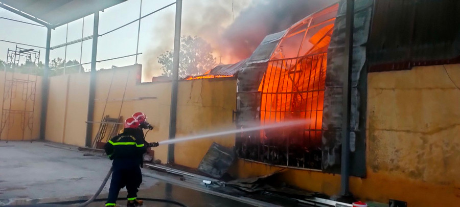 Ngay sau khi xảy ra vụ việc, lực lượng chức năng tiến hành thực hiện biện pháp phun nước dập lửa. Ảnh: R'Ô HOK Ngay sau khi xảy ra vụ việc, lực lượng chức năng tiến hành thực hiện biện pháp phun nước dập lửa. Ảnh: R'Ô HOK