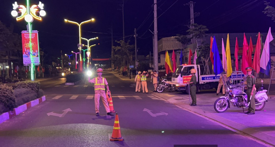 Thời gian tới, với phương châm “Không có vùng cấm, không có ngoại lệ” lực lượng Cảnh sát giao thông toàn tỉnh sẽ tiếp tục tăng cường tuần tra, kiểm soát nhằm xử lý nghiêm các hành vi vi phạm để đảm bảo an toàn giao thông và hạn chế tai nạn giao thông trên địa bàn.