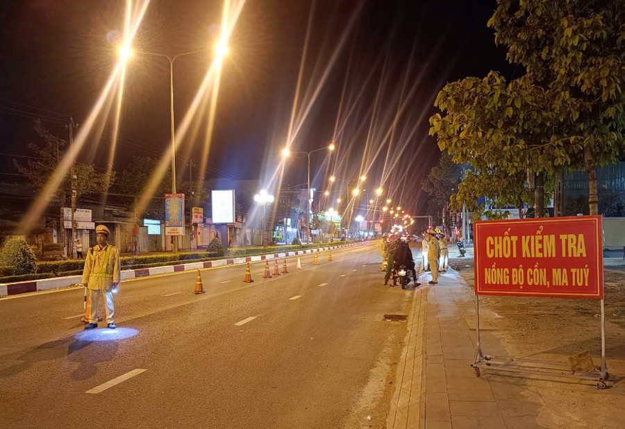 Tối 11-2 (tức mùng 2 Tết), lực lượng Cảnh sát giao thông Công an TP. Pleiku phối hợp với các Đội nghiệp vụ Công an TP.Pleiku, Công an phường Trà Bá thực hiện tuần tra, kiểm soát tại đường Trường Chinh.