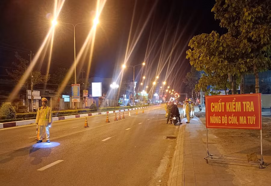 Tối 11-2 (tức mùng 2 Tết), lực lượng Cảnh sát giao thông Công an TP. Pleiku phối hợp với các Đội nghiệp vụ Công an TP.Pleiku, Công an phường Trà Bá thực hiện tuần tra, kiểm soát tại đường Trường Chinh.