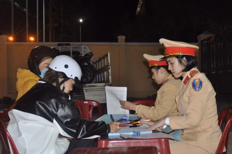 Cảnh sát giao thông Công an TP. Pleiku lập biên bản đối với người điều khiển phương tiện vi phạm trật tự an toàn giao thông tại hiện trường.