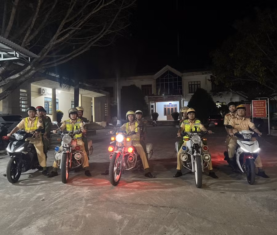 Tết Nguyên đán Giáp Thìn 2024, lực lượng Cảnh sát giao thông Công an huyện Krông Pa thực hiện trực 100% quân số, tuần tra khép kín 24/24 "Xuyên đêm, xuyên tết" trên các tuyến giao thông trọng điểm nhằm cho người dân đón Tết an vui.