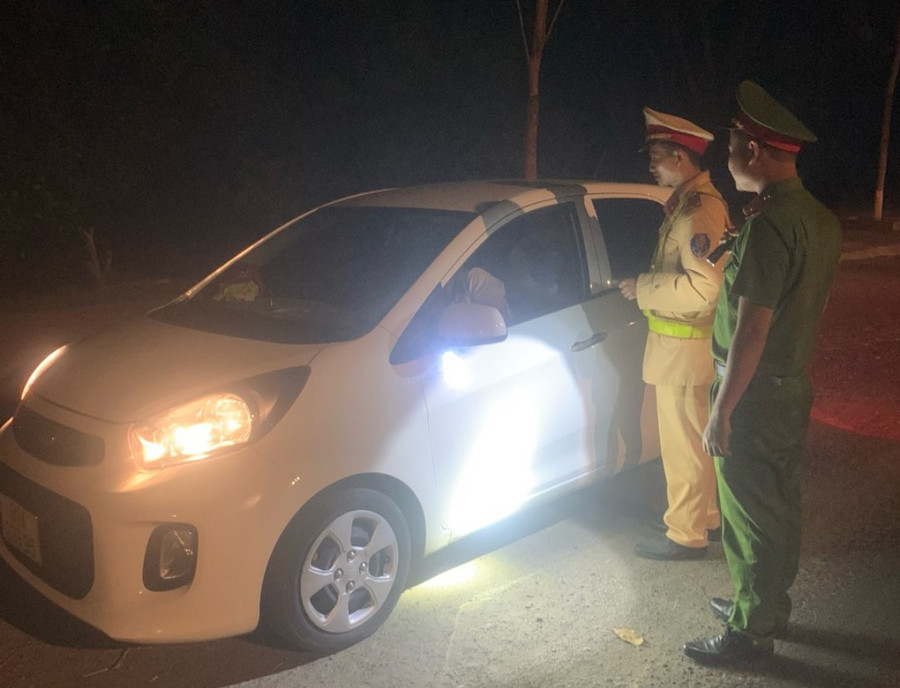 Lực lượng Cảnh sát giao thông Công an huyện Ia Pa đón dừng, kiểm tra phương tiện tham gia giao thông.