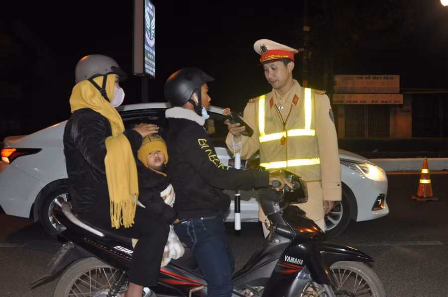 Lực lượng Cảnh sát giao thông Công an TP. Pleiku kiểm tra nồng độ cồn người điều khiển phương tiện giao thông.