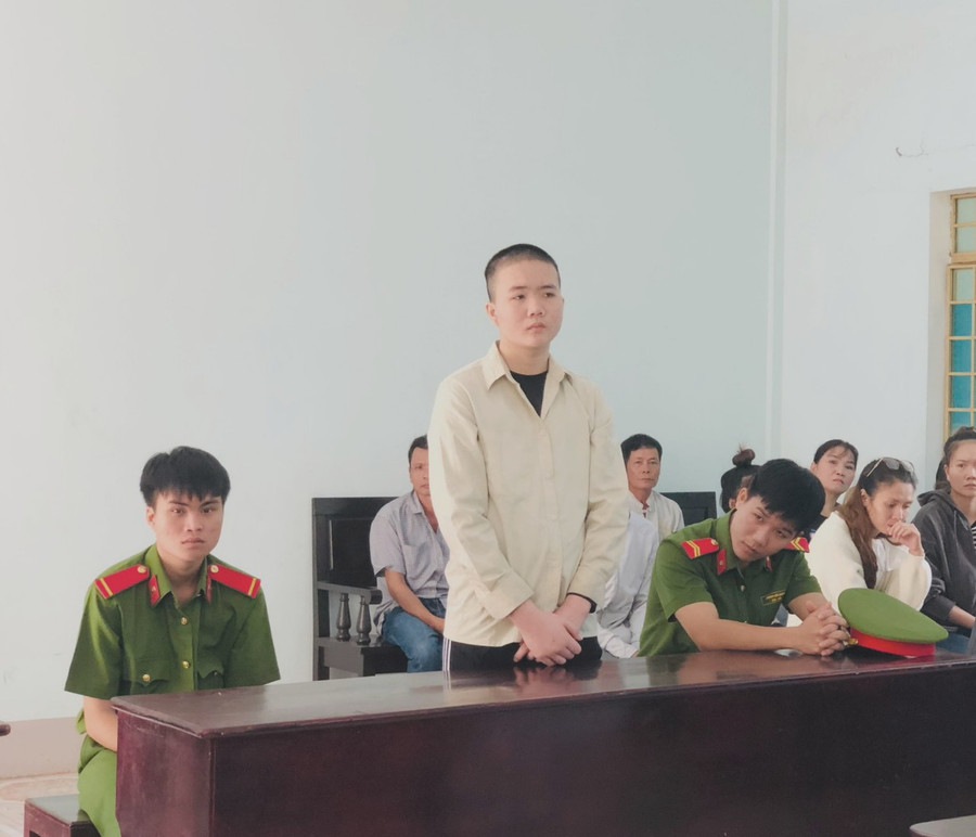 Bị cáo Nguyễn Văn Phụng tại phiên tòa.Ảnh: R.H Bị cáo Nguyễn Văn Phụng tại phiên tòa.Ảnh: R.H