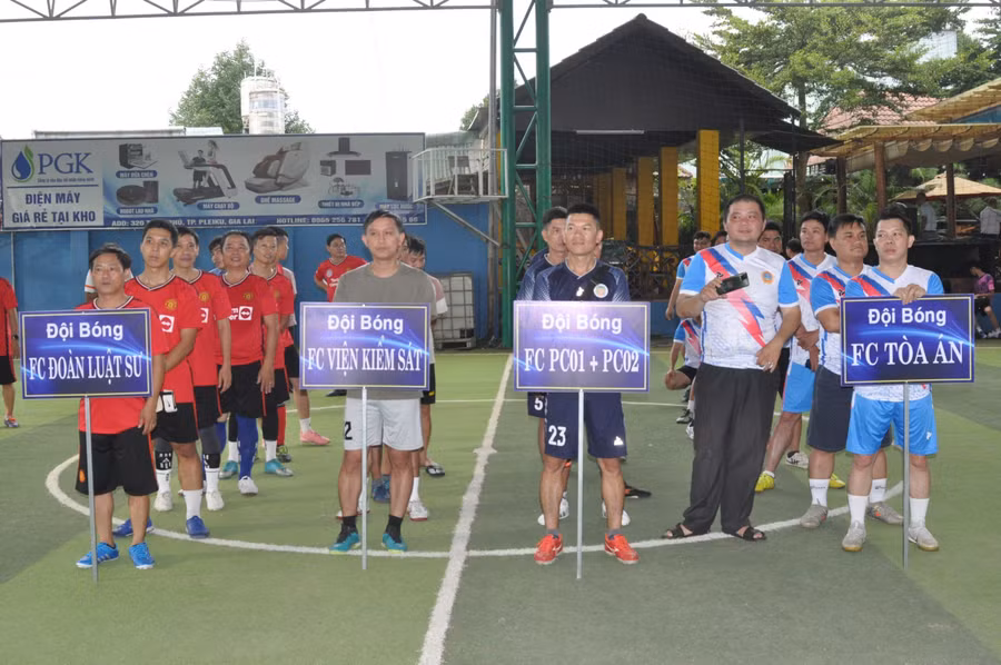 4 đội tham gia giải bóng đá chào mừng 78 năm Ngày truyền thống Luật sư Việt Nam. Ảnh: R'Ô HOK