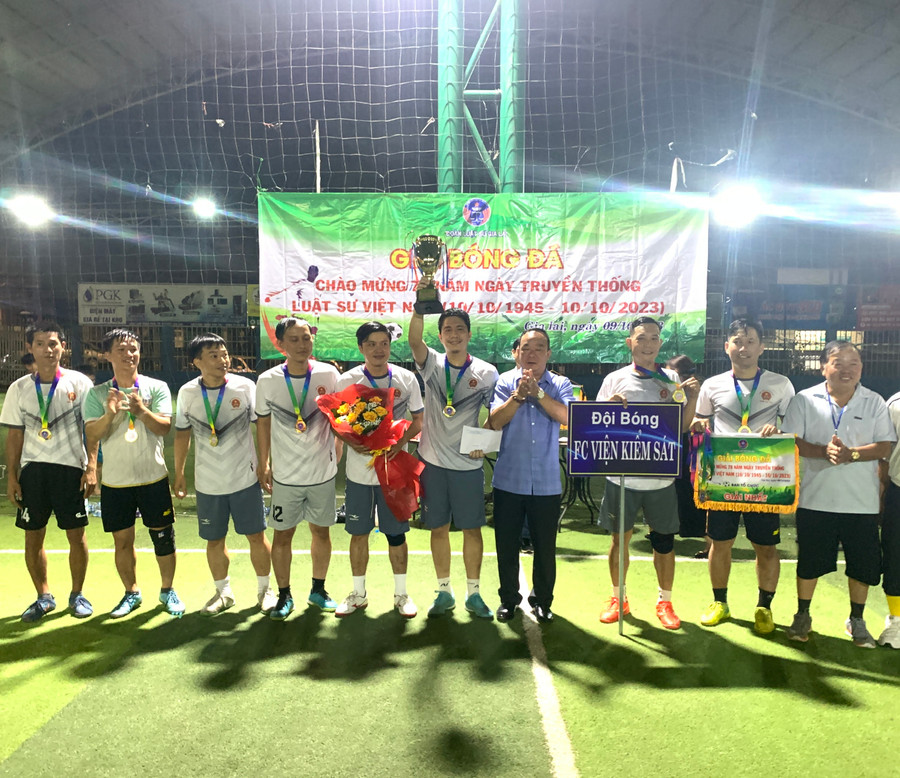 FC Viện Kiểm sát vô địch giải bóng đá chào mừng Ngày truyền thống Luật sư Việt Nam. Ảnh: R'Ô HOK