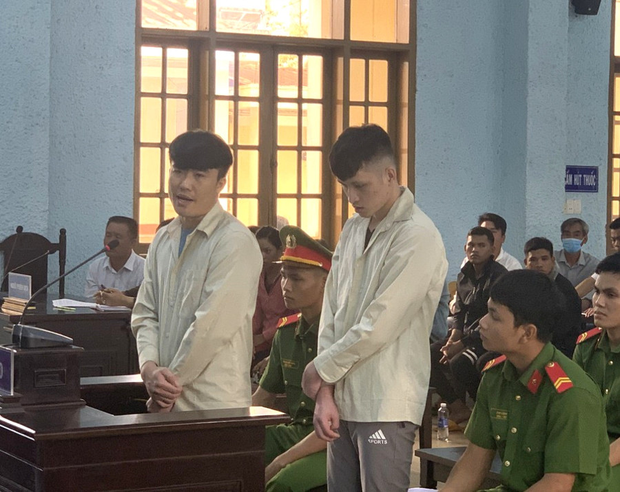 Bị cáo Trần Quang Quyết (bìa phải) và Phan Ngọc Đức. Ảnh: R'Ô HOK