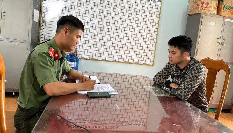 Võ Hồng Sơn tại cơ quan Công an. Ảnh: Công an huyện Mang Yang