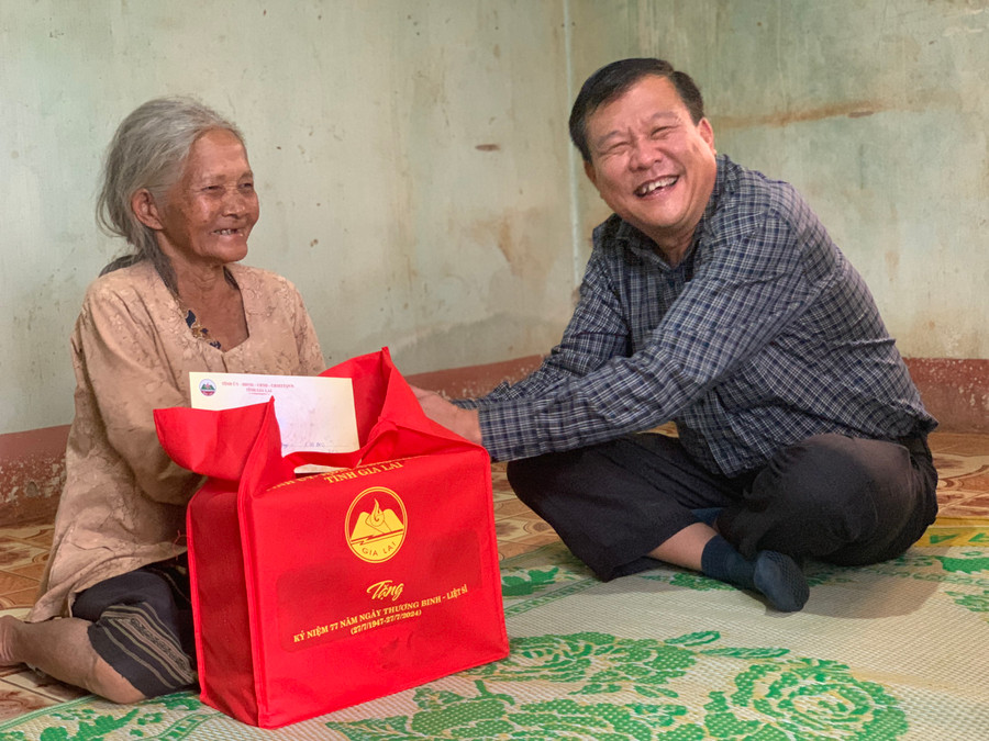 Chủ nhiệm Uỷ ban kiểm tra Tỉnh uỷ Thái Thanh Bình thăm, tặng quà bà Rơ Châm Ro (trú làng Amơng, xã Ia Mơ Nông). Ảnh:R.H