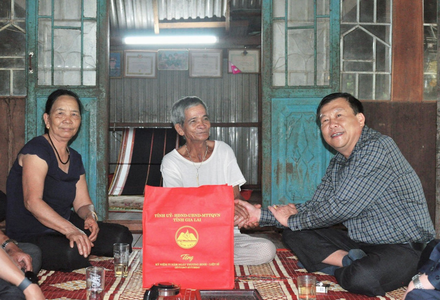 Chủ nhiệm Uỷ ban Kiểm tra Tỉnh uỷ Thái Thanh Bình thăm, tặng quà gia đình bà Rơ Châm Monh (trú làng Kép 2, xã Ia Mơ Nông). Ảnh: R.H