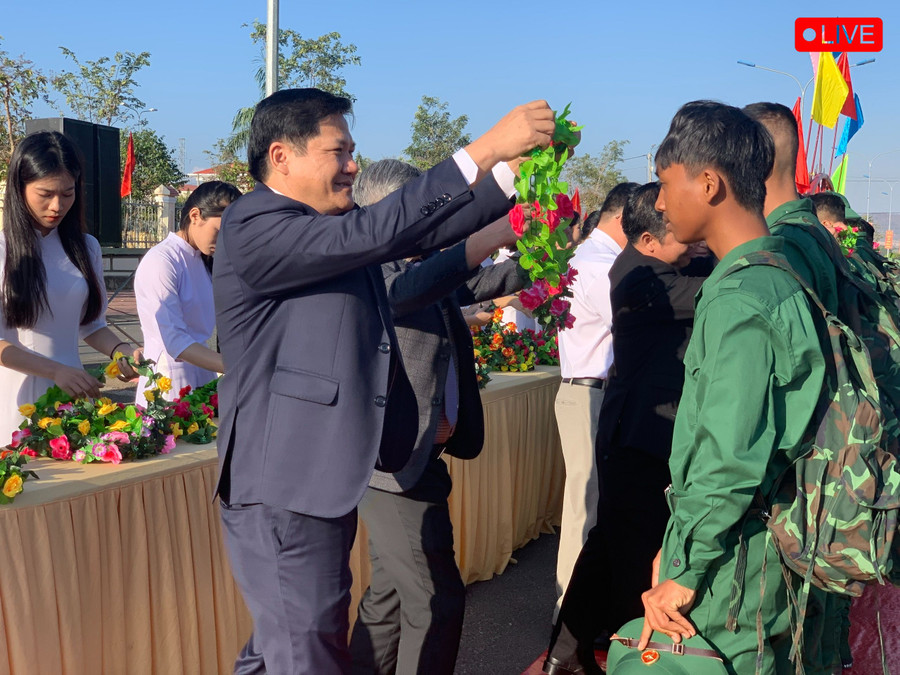 Ủy viên Ban Thường vụ Tỉnh ủy, Phó Chủ tịch Thường trực HĐND tỉnh Trương Văn Đạt- trao hoa chúc mừng các công dân ưu tú của huyện Phú Thiện lên đường nhập ngũ năm 2024. Ảnh: R&apos;Ô HOK